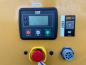 Preview: Bedienfeld und Steuerungseinheit des Caterpillar DE400GC mit Not-Aus-Schalter und QR-Code