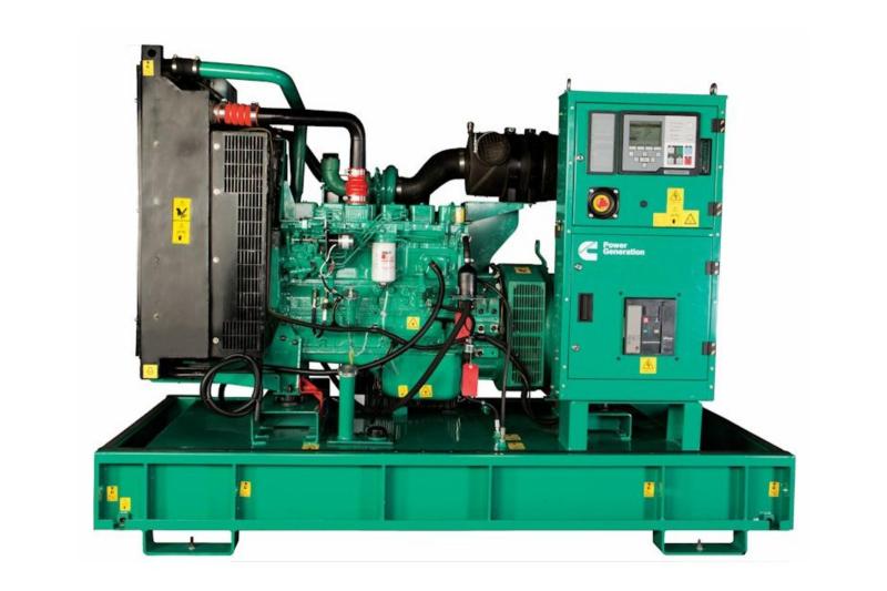 Vorderansicht des geöffneten AKSA CUMMINS C55D5E Dieselgenerators mit sichtbarem Motorraum