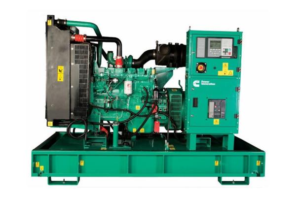 Vorderansicht des geöffneten AKSA CUMMINS C55D5E Dieselgenerators mit sichtbarem Motorraum