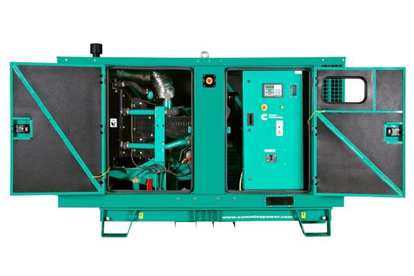 Générateur AKSA Cummins C90D5 – Vue avant, ouverte, générateur puissant avec vue sur l'intérieur, idéal pour les applications industrielles.