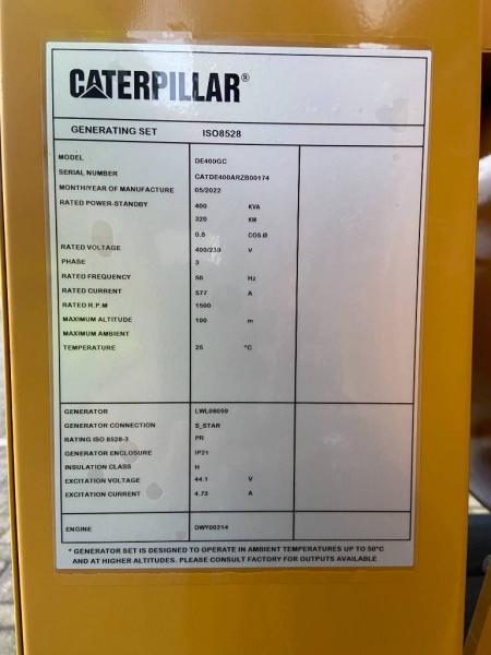 Rückansicht des Caterpillar DE400GC Dieselgenerators mit großem Kühler