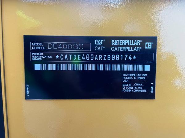 Caterpillar DE400GC Dieselgenerator mit 400 kVA Leistung – Seitenansicht auf Palette
