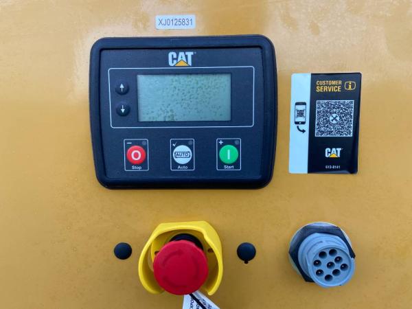 Bedienfeld und Steuerungseinheit des Caterpillar DE400GC mit Not-Aus-Schalter und QR-Code