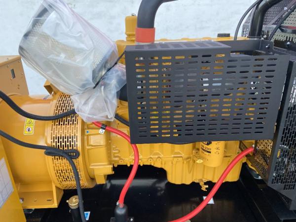 Seitliche Detailansicht des Caterpillar DE400GC mit Kabelschutz und Generatoranschlüssen