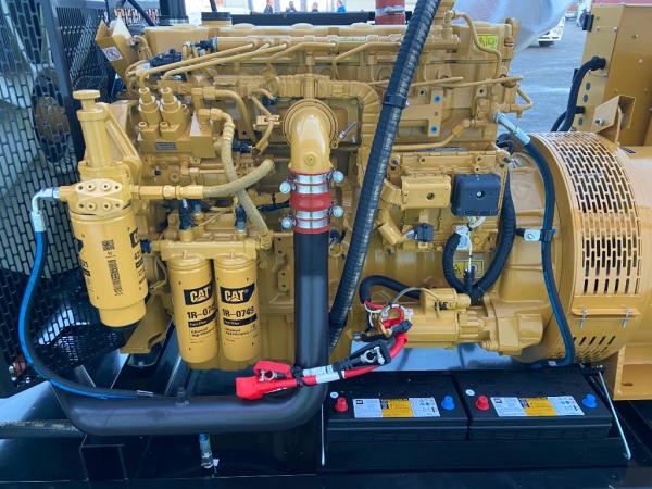 Detailansicht des Motors und der Batterieeinheit des Caterpillar DE400GC Dieselgenerators
