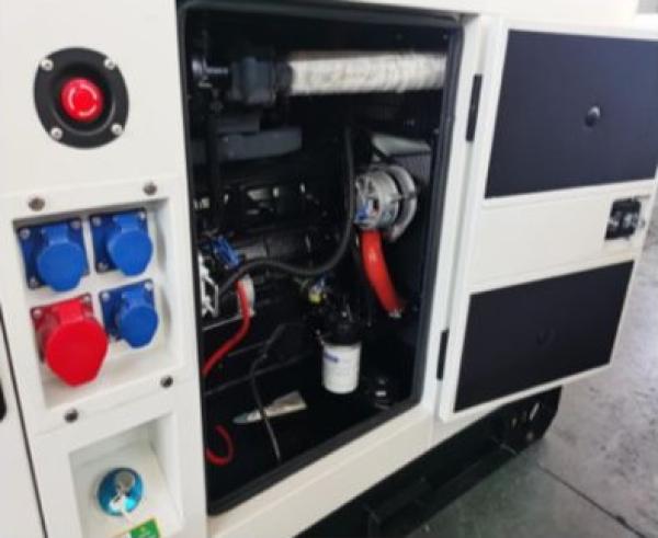 Connexions et vue interne du générateur Weichai Powergen 22 kVA avec porte de service ouverte